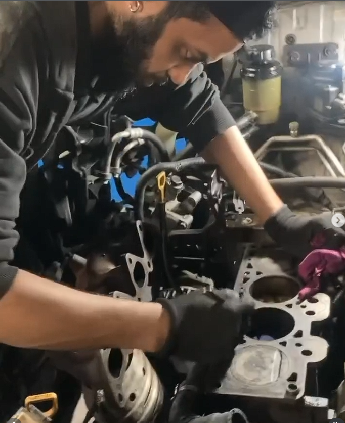 Mecânicos em manutenção do motor